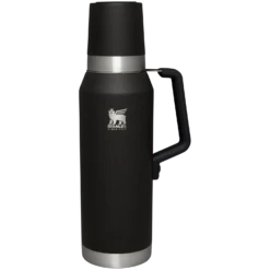 Stanley Forge Thermal Bottle | 1.4 QT -Drinkware Shop B2B Web PNG The Forge Thermal Bottle 1 4QT Foundry Black Front 9d10d3a3 7de7 4e8a 9c1f 1069a46507ae