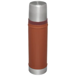 Stanley Classic Legendary Bottle | 20 OZ -Drinkware Shop B2B Web PNG The Legendary Classic Bottle 20OZ Hammertone Clay Hero Back f21472f0 77a5 4fe3 9569 8f1a47000d74