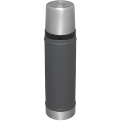 Stanley Classic Legendary Bottle | 20 OZ -Drinkware Shop B2B Web PNG The Legendary Classic Bottle 20OZ RSS Charcoal Hero Back a4ba1523 4057 4267 8fd2 a23f97c2bb3c