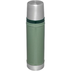 Stanley Classic Legendary Bottle | 20 OZ -Drinkware Shop B2B Web PNG The Legendary Classic Bottle 20OZ RSS Hammertone Green Hero Back 27e8d935 13b2 4365 bc19 696a0457e9a5
