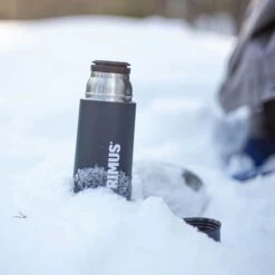 Primus Vacuum Bottle 0.75 L |-|Bouteille Isotherme 0.75 L -Drinkware Shop PRI P 741056 7E 7ELifestyle1 20Navy