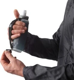Salomon Active Handheld Bottle - Unisex|-|Bouteille Active Handheld - Unisexe -Drinkware Shop SAL LC13029000011 7E 7EDetail2 20Black 20 20Slate 20Grey
